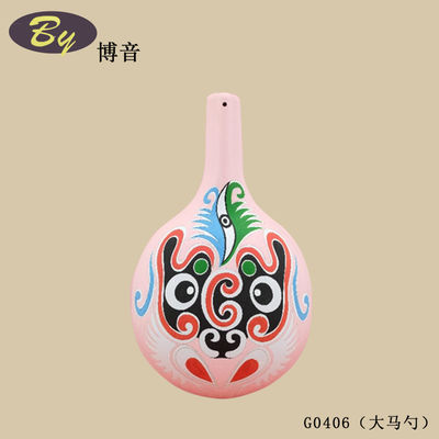 Des décorations d'art moulé en pâte à papier. Des décorations d'art moulé en pâte à papier. Des décorations de style nordique. Des décorations de fête.