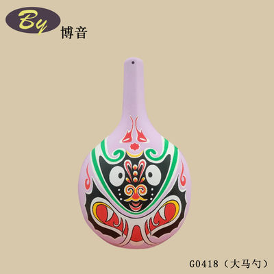 Des décorations d'art moulé en pâte à papier. Des décorations d'art moulé en pâte à papier. Des décorations de style nordique. Des décorations de fête.